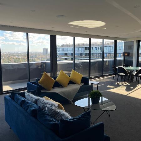 Hotel The Kinson Melbourne Esterno foto The living room of a three-bedroom apartment