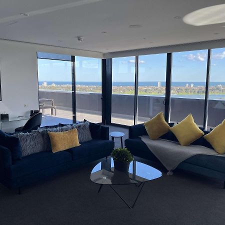 Hotel The Kinson Melbourne Esterno foto The living room of a three-bedroom apartment at The Beacon