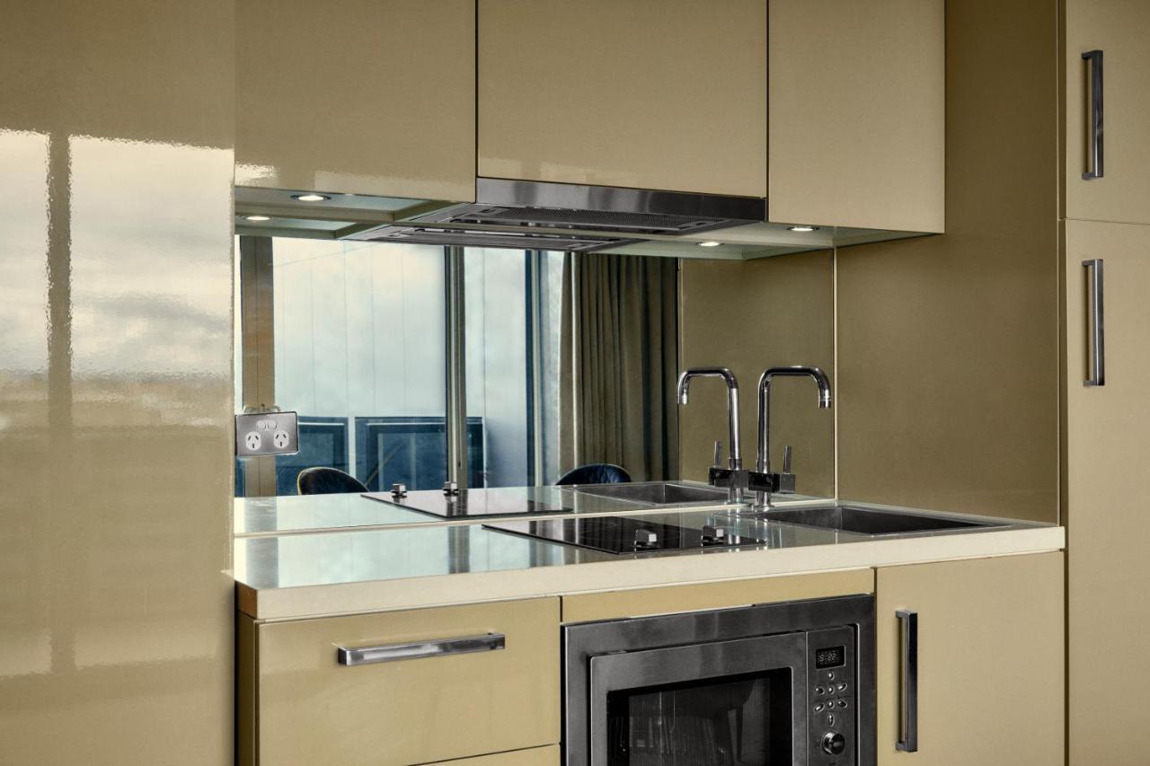 Hotel The Kinson Melbourne Esterno foto A kitchen with a built-in microwave oven