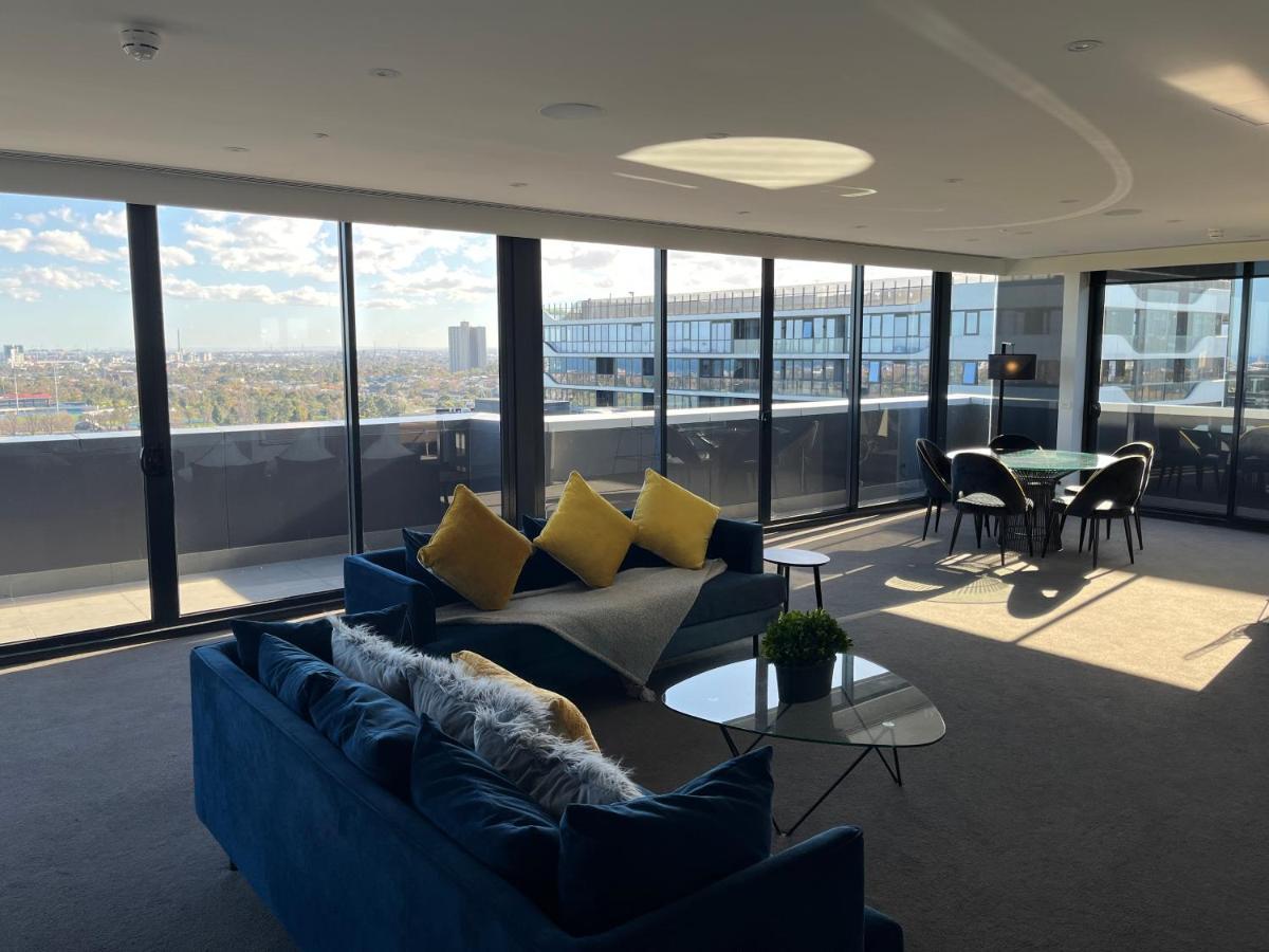 Hotel The Kinson Melbourne Esterno foto The living room of a three-bedroom apartment