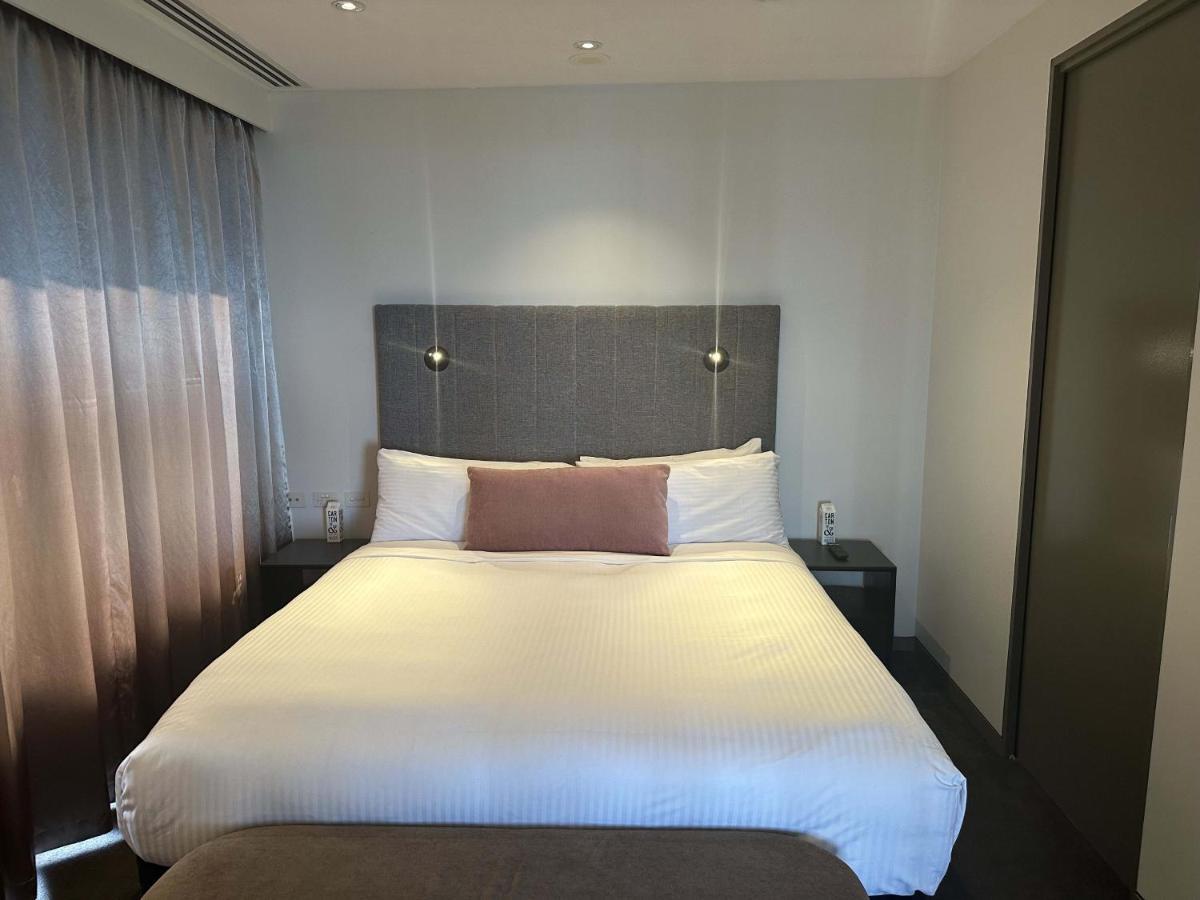 Hotel The Kinson Melbourne Esterno foto A bedroom at the hotel