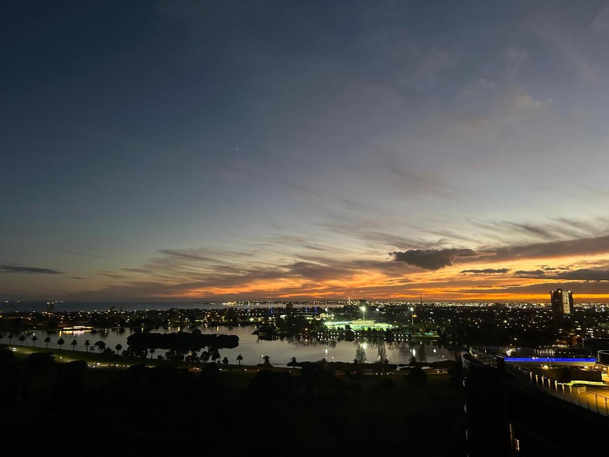 Hotel The Kinson Melbourne Esterno foto Sunset over the city