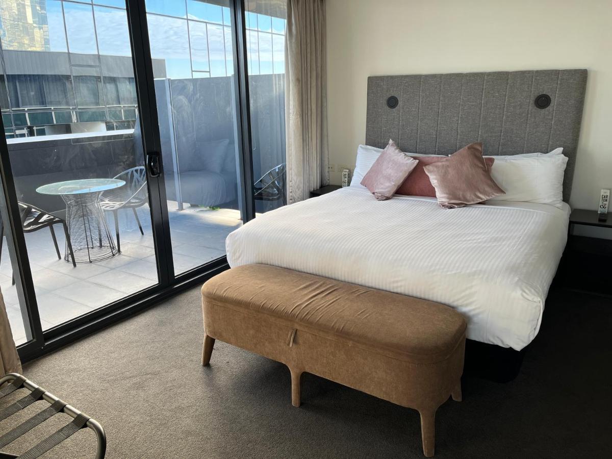 Hotel The Kinson Melbourne Esterno foto A bedroom at the hotel